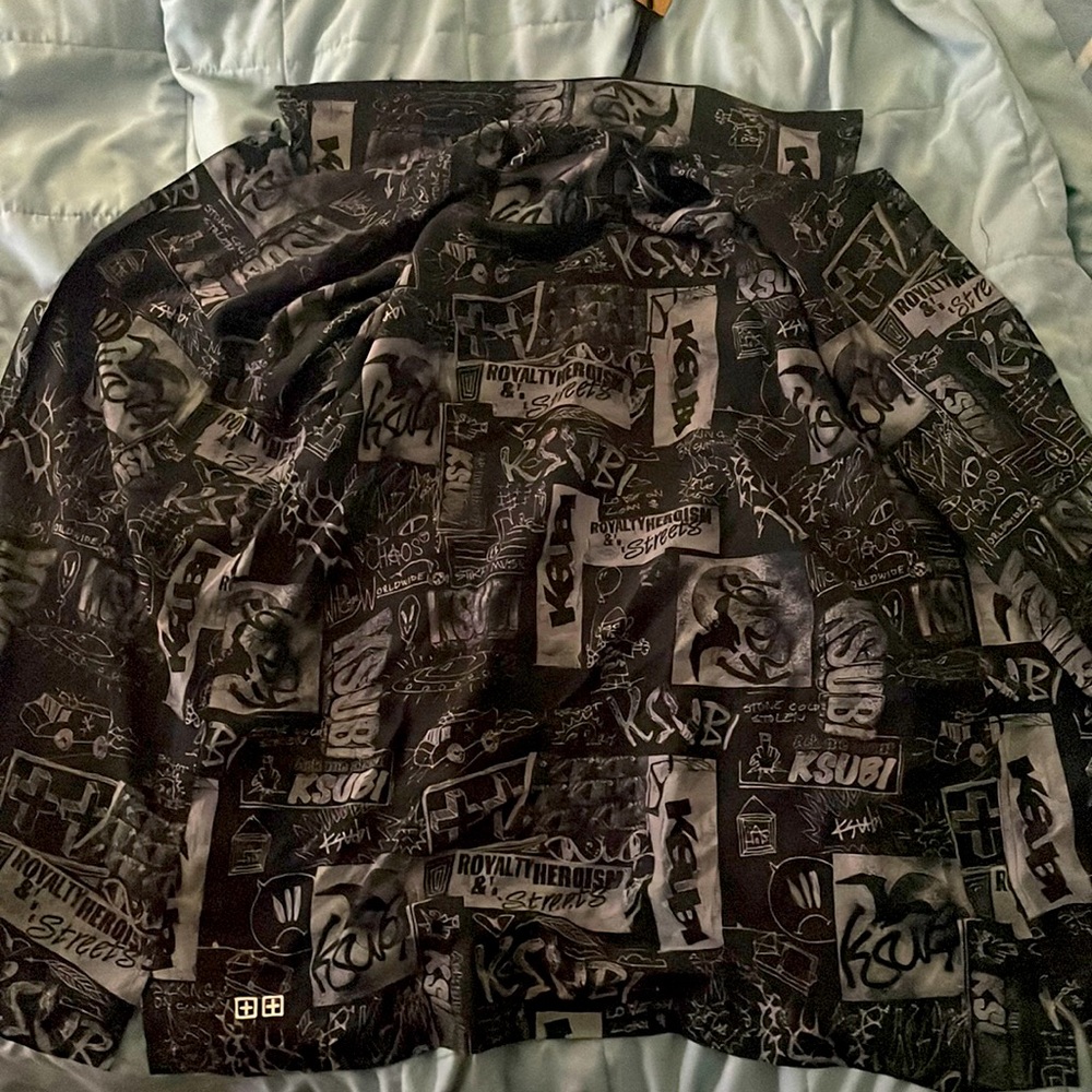 Selling because I don’t want it anymore I only weared it once,